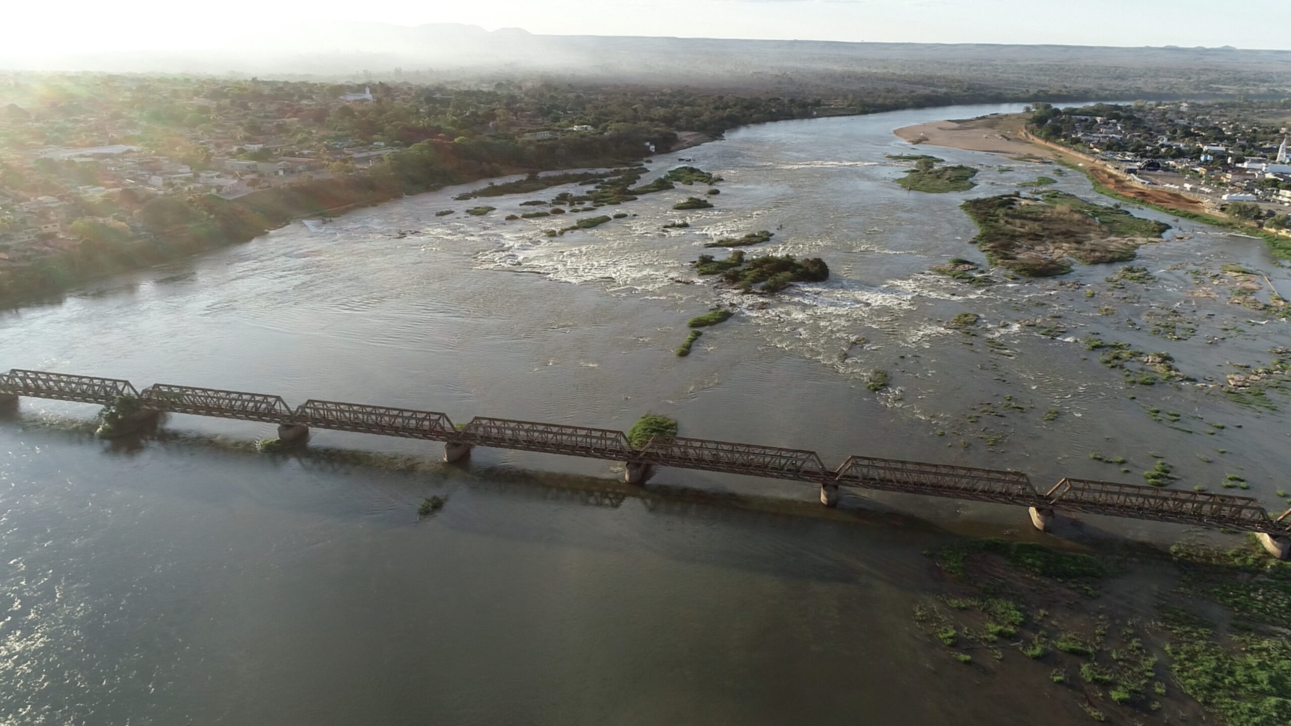 Imagem aérea do rio São Francisco, na cidade de Pirapora (MG).