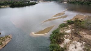 Imagem mostra água do Rio Doce tomada por lama e assoreamento