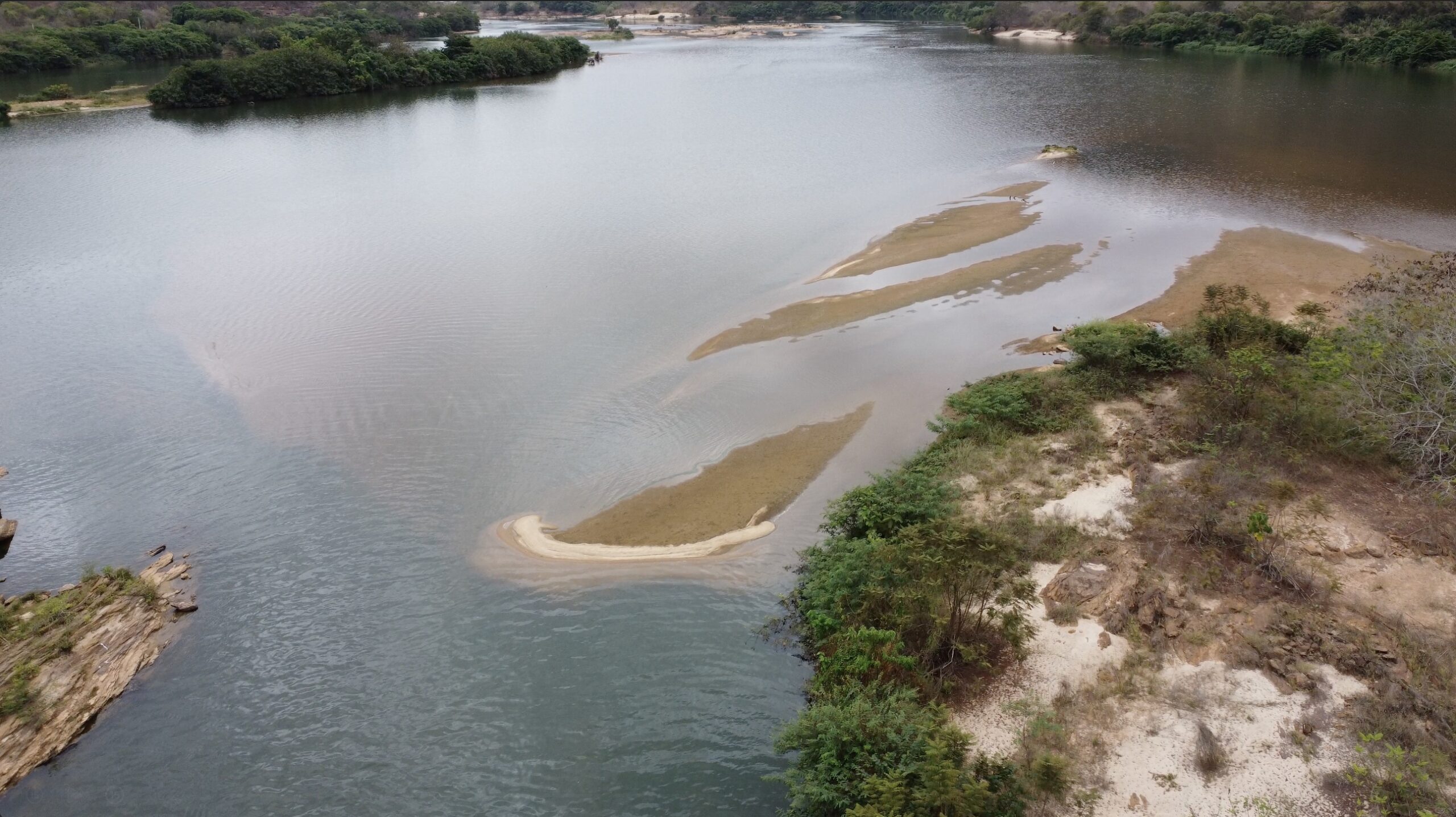 Imagem mostra água do Rio Doce tomada por lama e assoreamento