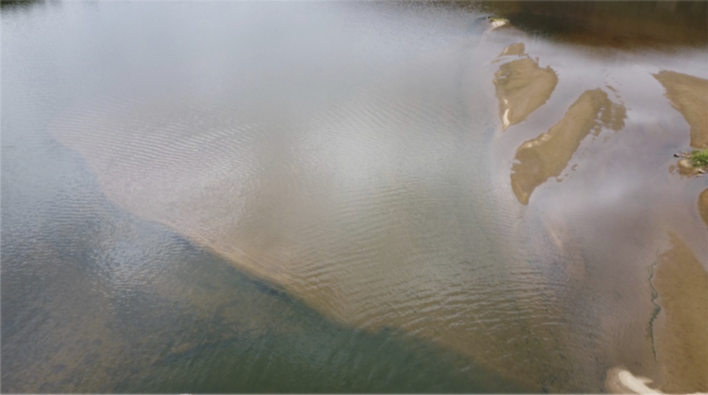 Imagem mostra água suja do Rio Doce, uma década depois do rompimento da barragem da Samarco