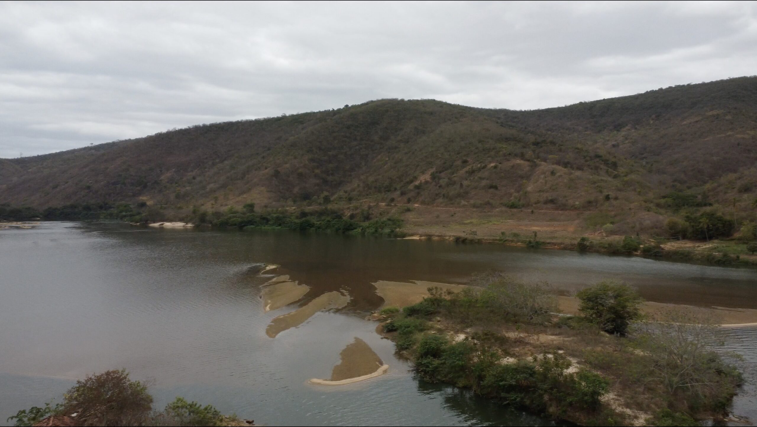 Imagem mostra Rio Doce, perto da divisa entre Minas e Espírito Santo