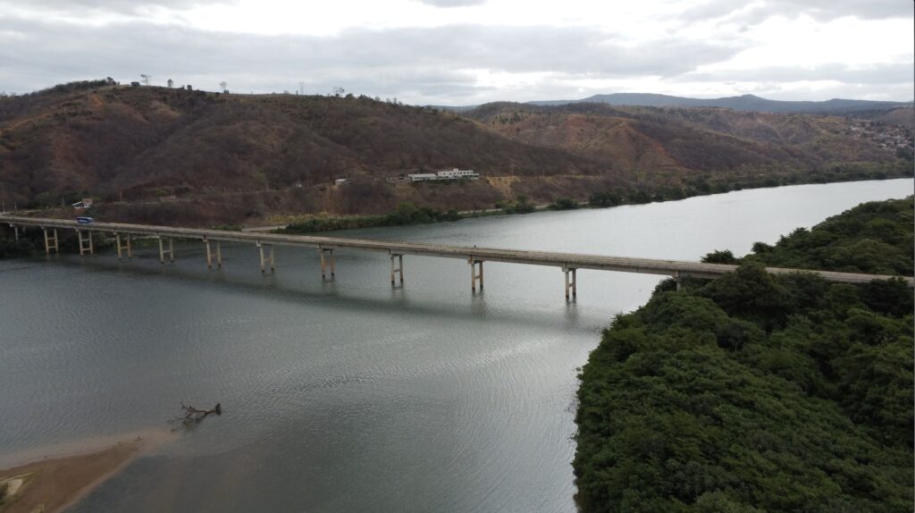 Imagem do Rio Doce na cidade de Resplendor (MG). Há dez anos o rio foi contaminado pelos rejeitos de minério da Samarco.