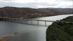 Imagem do Rio Doce na cidade de Resplendor (MG). Há dez anos o rio foi contaminado pelos rejeitos de minério da Samarco.
