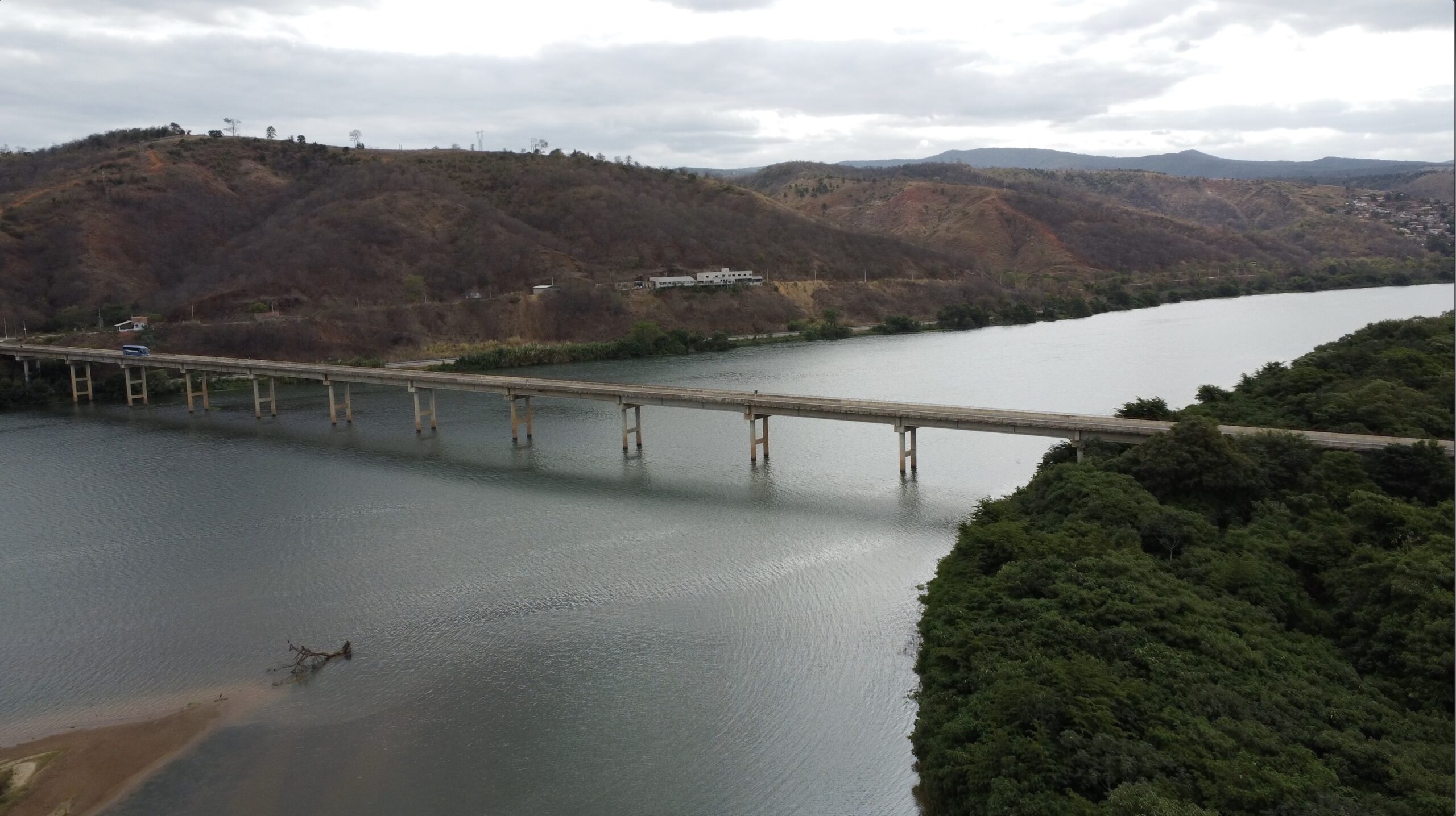 Imagem do Rio Doce na cidade de Resplendor (MG). Há dez anos o rio foi contaminado pelos rejeitos de minério da Samarco.