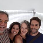 Helena Taliberti sorrindo entre os filhos Camila e Luiz, ao lado do marido Wagner, à esquerda, em foto de família que ilustra o artigo sobre o livro das vítimas de Brumadinho