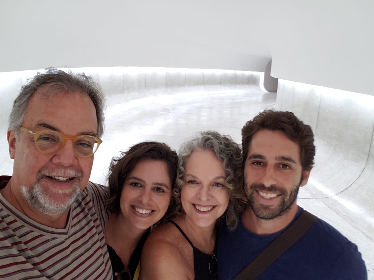 Helena Taliberti sorrindo entre os filhos Camila e Luiz, ao lado do marido Wagner, à esquerda, em foto de família que ilustra o artigo sobre o livro das vítimas de Brumadinho